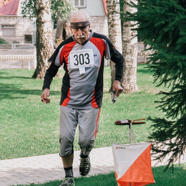 Eesti Orienteerumisliidu teenetemärgi pälvis Mati Poom